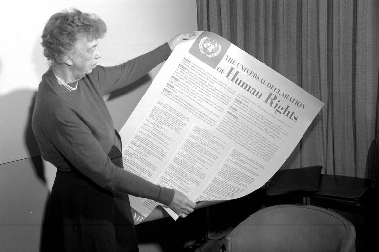 Eleanor Roosevelt segurando a Declaração Universal dos Direitos Humanos em 1949 
