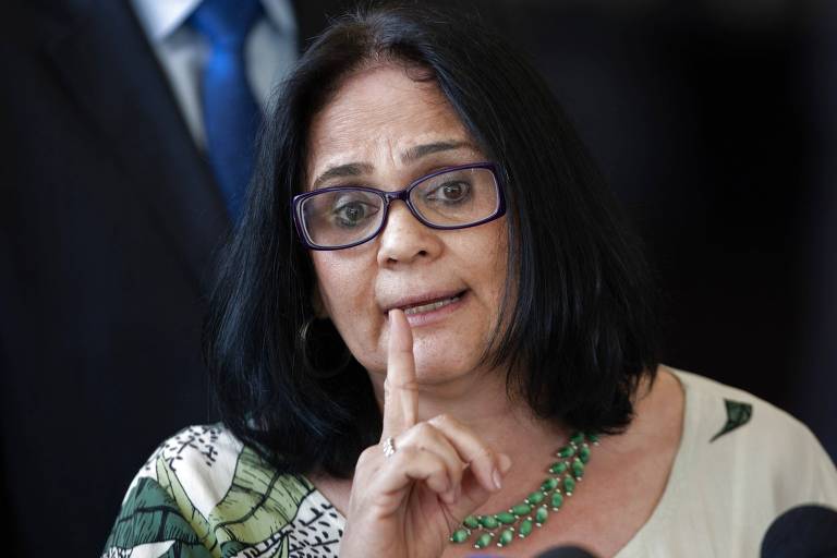 a futura ministra Damares Alves fala à imprensa com o dedo indicador em riste