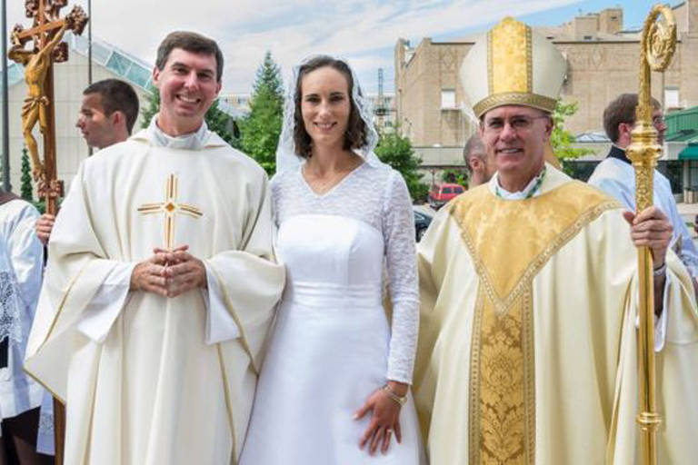 O intrigante mundo das virgens consagradas: 'Me casei com Cristo'