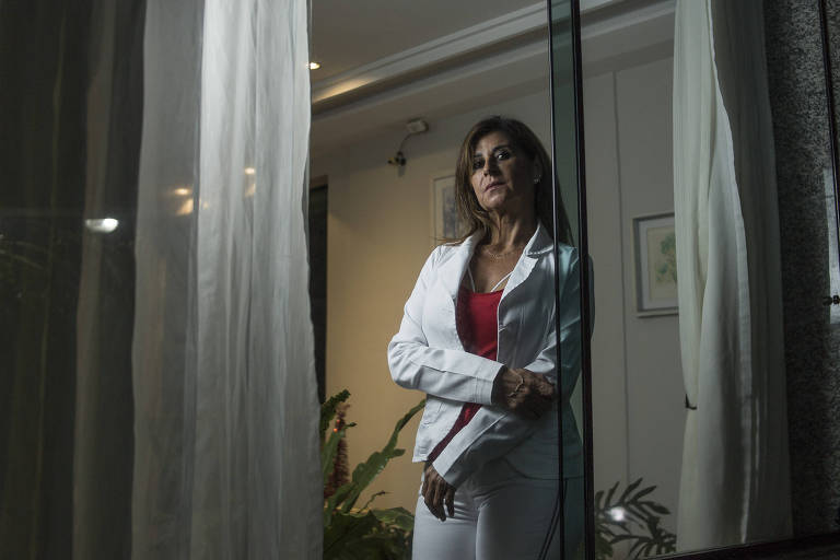 A massoterapeuta Cenira Primão, 54, no seu apartamento em São Paulo 