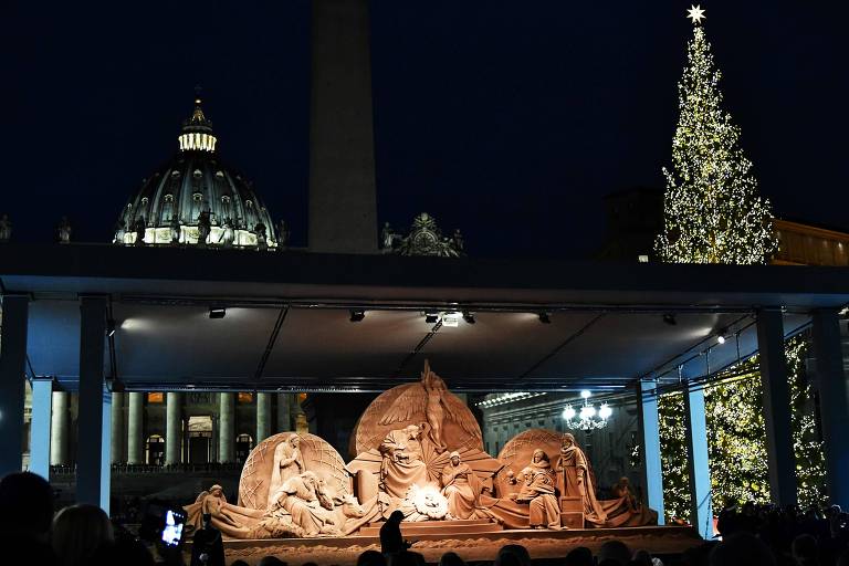 Vaticano inaugura presépio e árvore de Natal