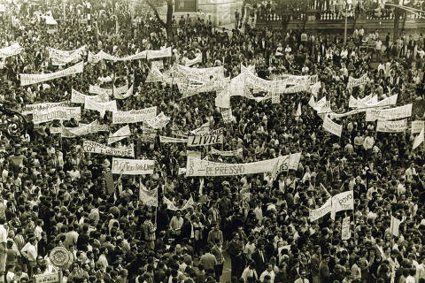 *** MAIORRX  ***   Manifestantes fazem protesto contra a ditadura militar, no centro do Rio de Janeiro (RJ); ato conhecido como Passeata dos 100 Mil, em 1968. (Agência JB) ORG XMIT: AGEN1011292033582286