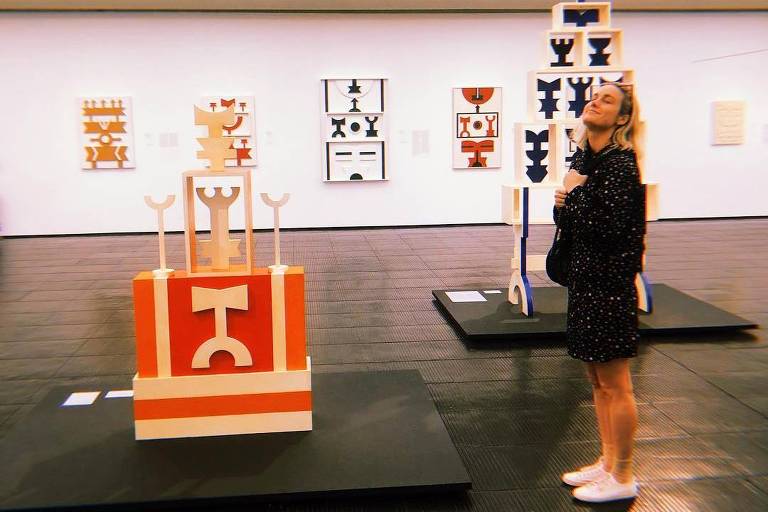 A atriz Brie Larson visita exposição de Rubem Valentim no Masp