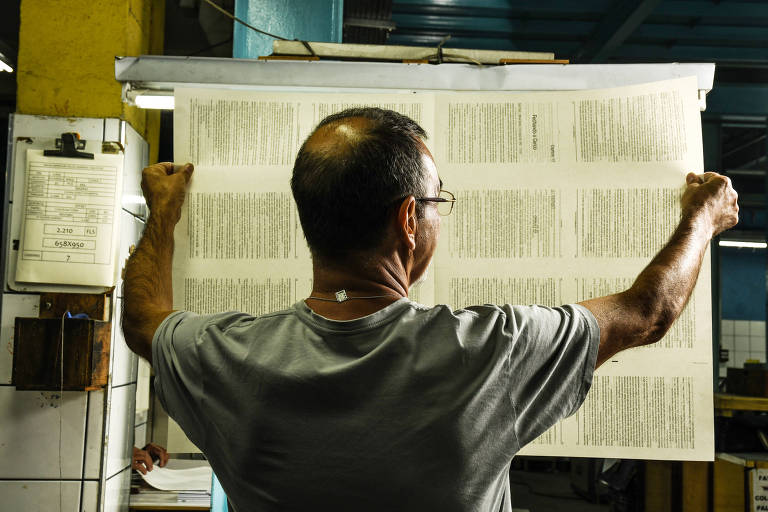 Linha de produção de livros da gráfica Orgrafic, que imprime os exemplares na Martins Fontes, em São Paulo