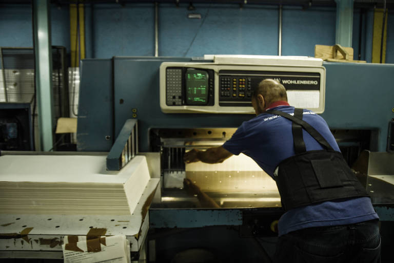 Linha de produção de livros da gráfica Orgrafic, que imprime os exemplares na Martins Fontes, em São Paulo