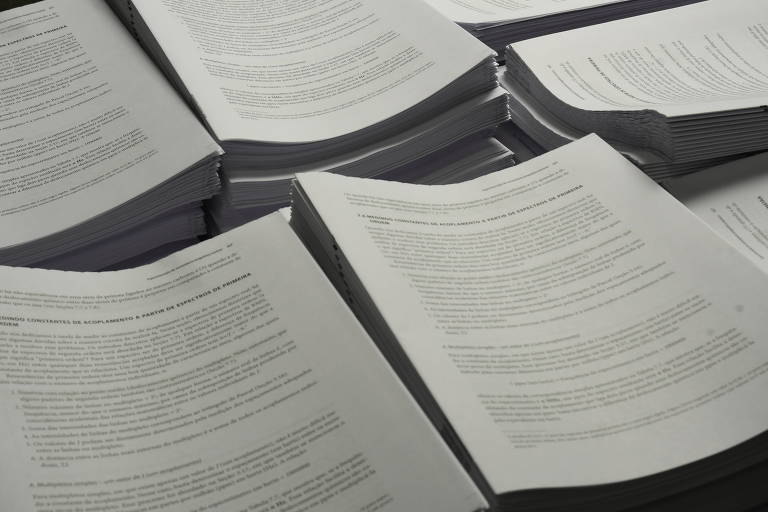 Linha de produção de livros da gráfica Orgrafic, que imprime os exemplares na Martins Fontes, em São Paulo