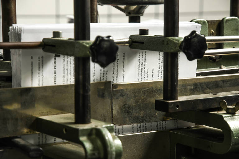 Linha de produção de livros da gráfica Orgrafic, que imprime os exemplares na Martins Fontes, em São Paulo