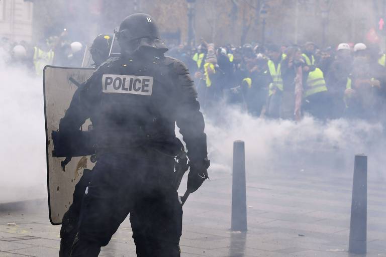 Policiais e manifestantes se enfrentam próximo ao Arco do Triunfo, em Paris