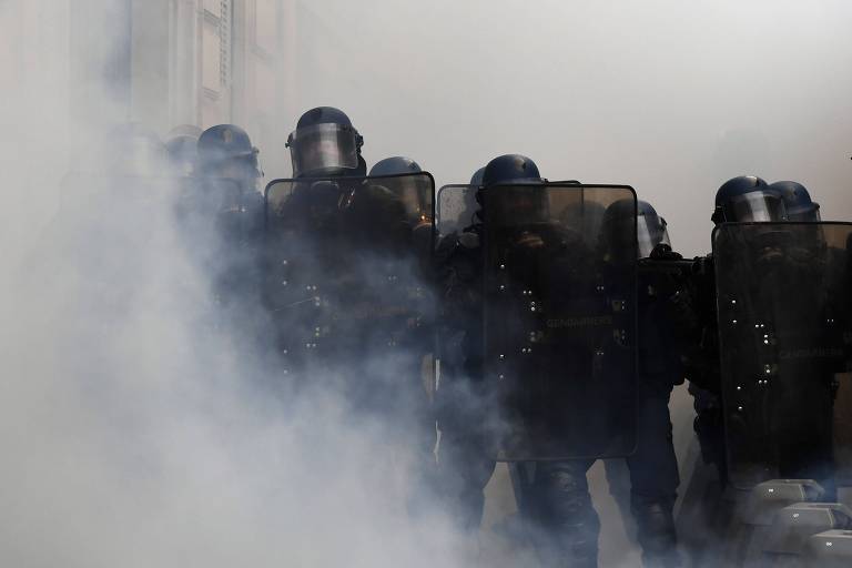 Policiais atuam contra manifestantes próximo ao Arco do Triunfo, em Paris