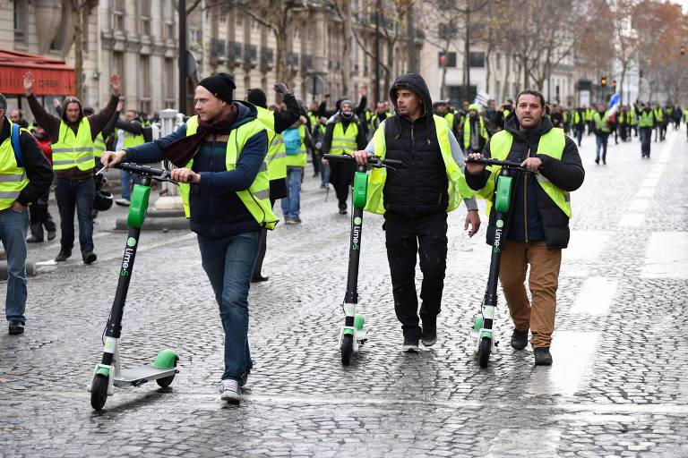 Manifestantes de coletes amarelos protestam em Paris