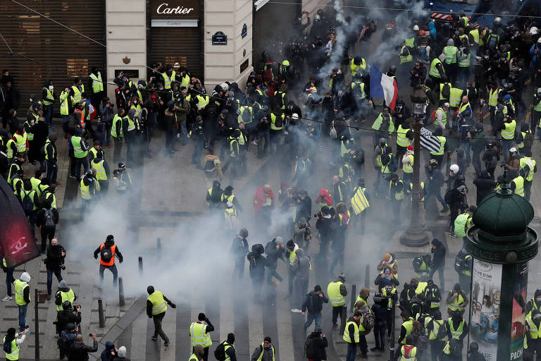 Polícia dispara gás lacrimogêneo contra manifestantes em Paris