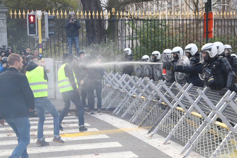 Polícia dispara gás lacrimogêneo contra manifestantes em Bruxelas, na Bélgica