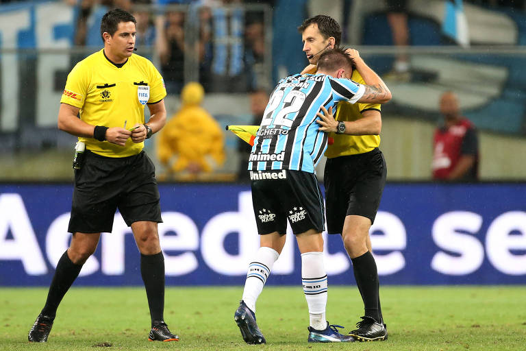 Bressan, do Grêmio, lamenta expulsão no segundo jogo da semifinal entre Grêmio e River Plate na Libertadores; gremistas não conseguiram chegar à segunda final seguida no torneio