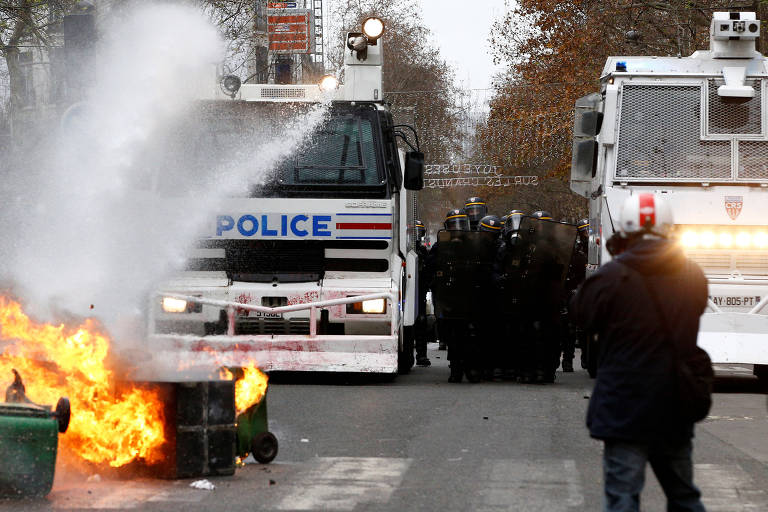Manifestantes colocam fogo em lixeira durante protesto em Paris, na França