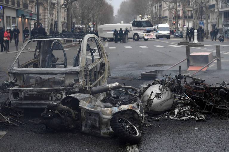 Carros incendiados por manifestantes são vistos no boulevard de Courcelles, em Paris