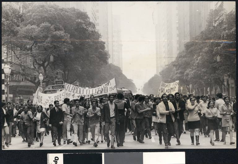 Passeata na avenida Rio Branco, no Rio; foto publicada em 6 de agosto de 1968 no Correio da Manhã