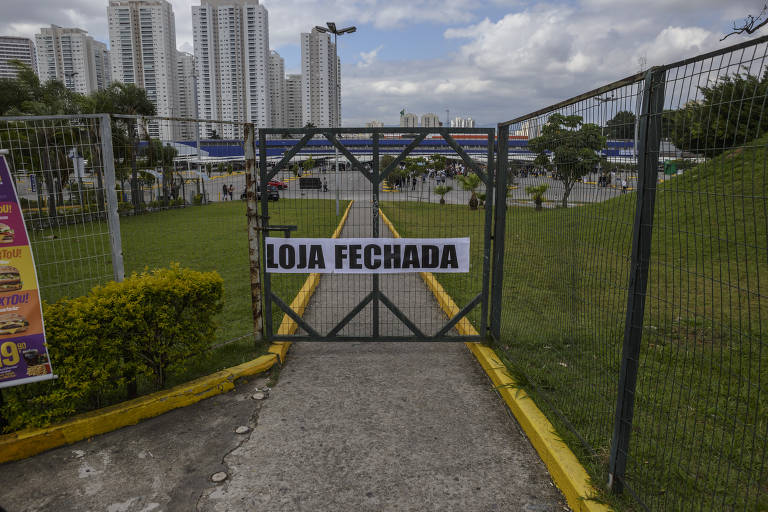 Manifestantes protestam no estacionamento do Carrefour em Osasco contra morte da cadela Manchinha; loja fica fechada durante o ato