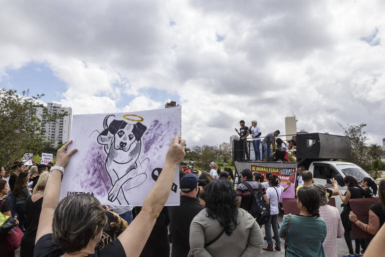Manifestantes protestam em frente ao Carrefour em Osasco contra a morte da cadela Manchinha