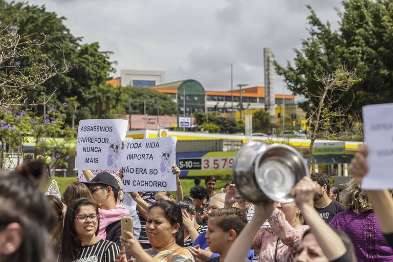 Manifestantes se reúnem no estacionamento do Carrefour de Osasco para protestar contra morte de vira-lata