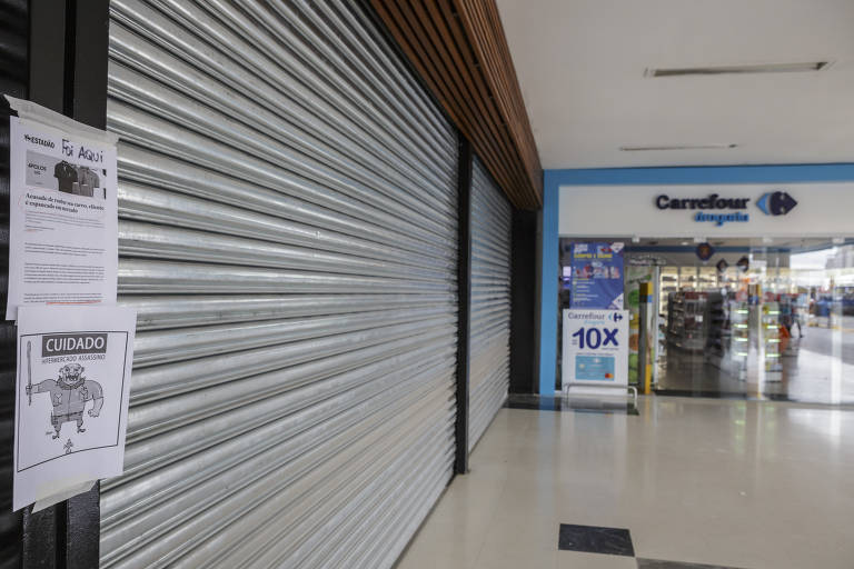 Loja do Carrefour em Osasco (SP) fica fechada durante protesto contra a morte da cadela Mancinha