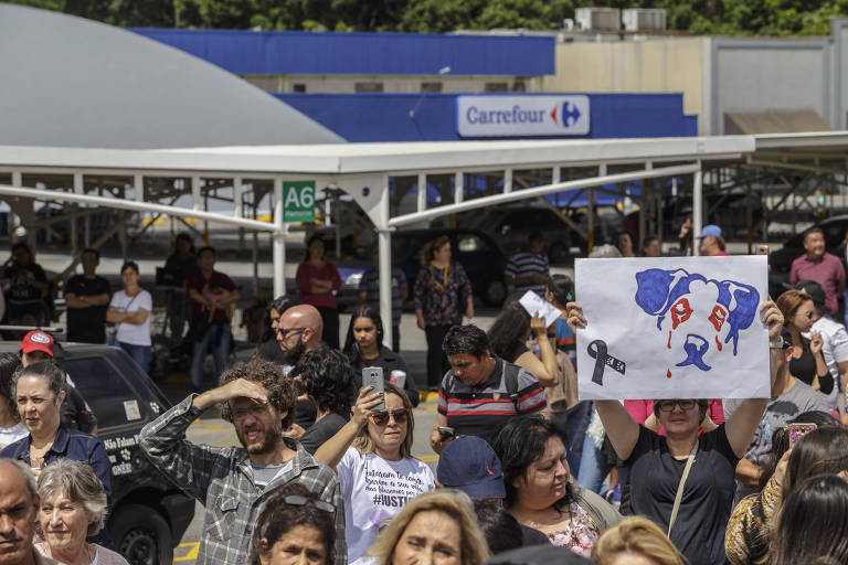 Manifestantes se reúnem no estacionamento do Carrefour de Osasco para protestar contra morte de vira-lata