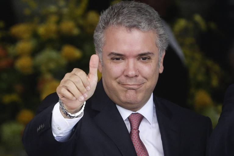O presidente da Colômbia, Ivan Duque, que deve ser um dos aliados de Jair Bolsonaro, cumprimenta repórteres 