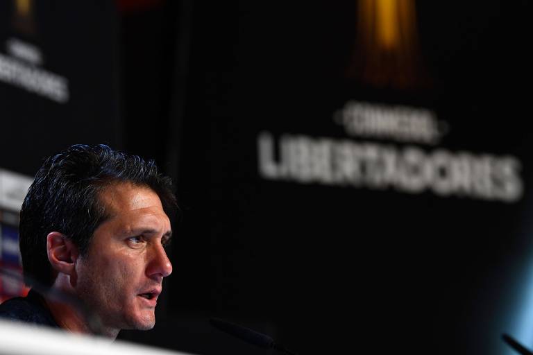 Treinador do Boca Juniors, Guillermo Barros Schelotto, fala durante coletiva de imprensa na Federação de Futebol Espanhola, em Las Rozas

