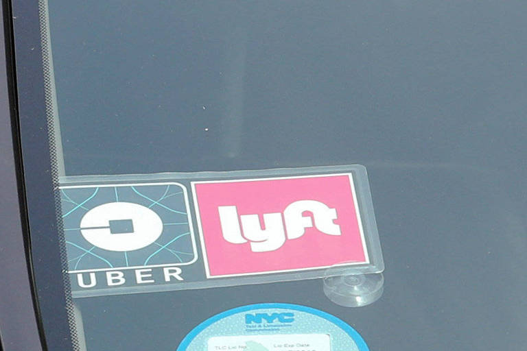 Logos da Uber e Lyft em automóvel em Manhattan