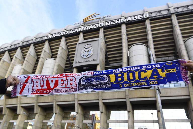 Cachecol com os nomes dos finalistas da Libertadores é pendurado em frente ao estádio Santiago Bernabéu, em Madri