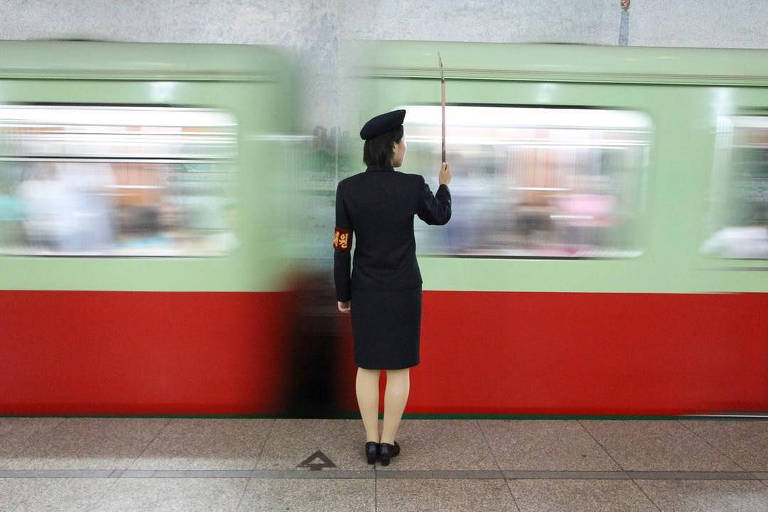 @koryotours - guarda vigia plataforma de metrô em Pyongyang