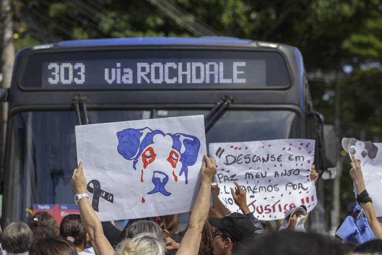 Manifestantes protestam na avenida dos Autonomistas, em frente ao Carrefour de Osasco, contra a morte da cadela Manchinha