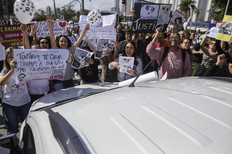 Manifestantes protestam em frente ao Carrefour de Osasco, na avenida dos Autonomistas