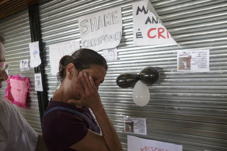 Manifestantes fazem homenagem à cadela Manchinha na porta do Carrefour de Osasco; loja ficou fechada durante o ato