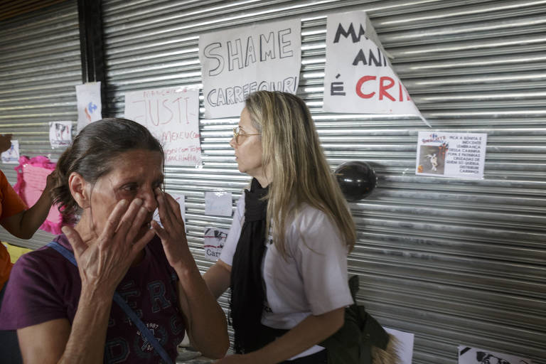 Manifestantes fazem homenagem à cadela Manchinha na porta do Carrefour de Osasco; loja ficou fechada durante o ato