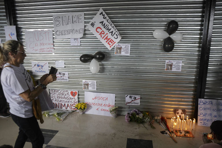 Manifestantes fazem homenagem à cadela Manchinha na porta do Carrefour de Osasco; loja ficou fechada durante o ato