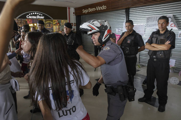 Policiais conversam com manifestantes em ato contra  a morte  da cadela Manchinha