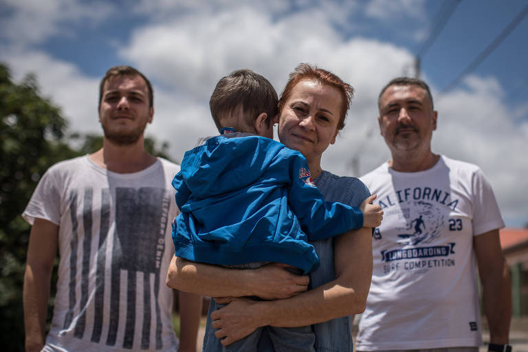 A dona de casa turca Sibel Ozture, 42, com parentes e o filho, 3, que sofre de um tumor no cérebro; desde julho, a família faz sessões de cura na Casa de Dom Inácio de Loyola, onde funciona o centro espírita mantido pelo médium João Teixeira de Faria,  conhecido como João de Deus em Abadiânia, Goiás 