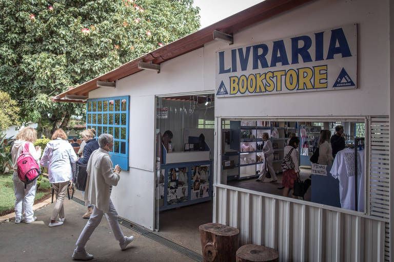 Movimento de visitantes na Casa de Dom Inácio de Loyola, onde funciona o centro espírita mantido pelo médium João Teixeira de Faria, conhecido como João de Deus, em Abadiânia, Goiás; denúncias de assédio sexual mudaram a rotina do lugar, no início da manhã deste domingo (9) o clima entre turistas e moradores era de incerteza