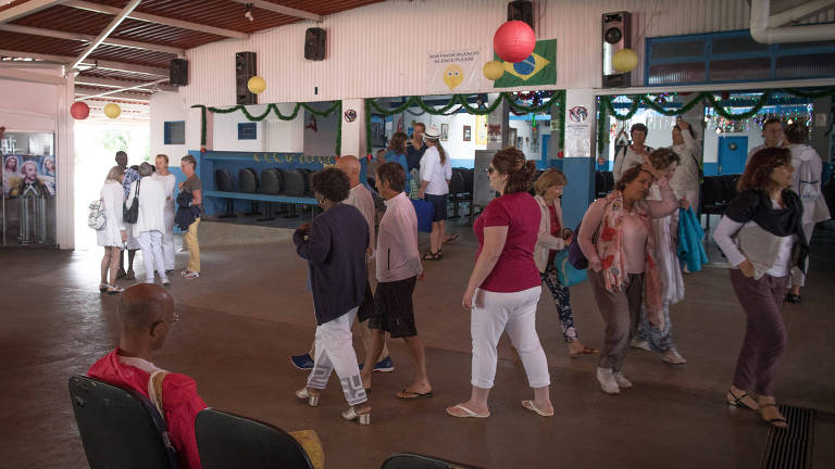 Movimento de visitantes na Casa de Dom Inácio de Loyola, onde funciona o centro espírita mantido pelo médium João Teixeira de Faria, conhecido como João de Deus, em Abadiânia, Goiás; denúncias de assédio sexual mudaram a rotina do lugar, no início da manhã deste domingo (9) o clima entre turistas e moradores era de incerteza