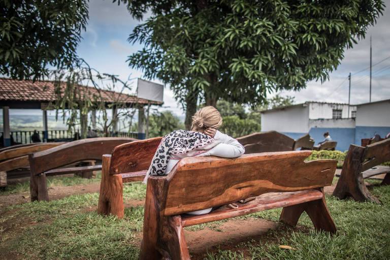 Movimento de visitantes na Casa de Dom Inácio de Loyola, onde funciona o centro espírita mantido pelo médium João Teixeira de Faria, conhecido como João de Deus, em Abadiânia, Goiás; denúncias de assédio sexual mudaram a rotina do lugar, no início da manhã deste domingo (9) o clima entre turistas e moradores era de incerteza