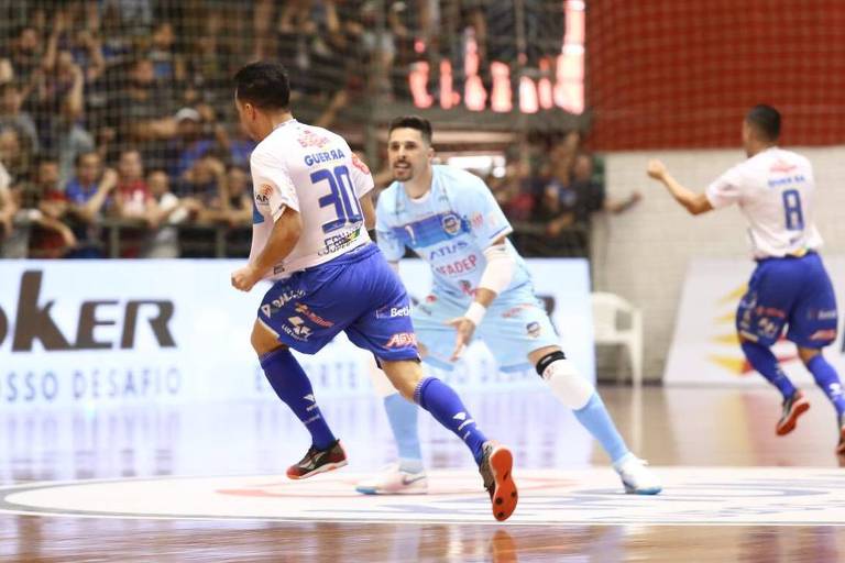 Ernandes comemora gol pelo Pato na Liga Nacional de Futsal