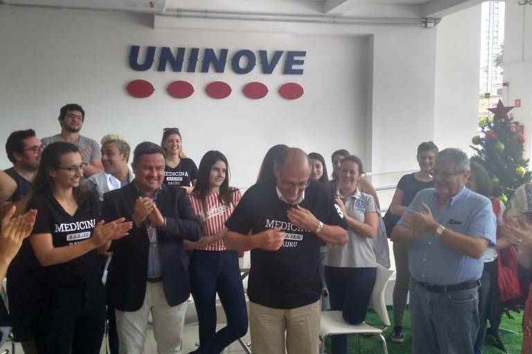 O ex-presidenciável Geraldo Alckmin (PSDB) dá aula de medicina na Uninove, em Bauru (SP), onde foi recebido com bateria dos alunos e vestiu camisa do curso
