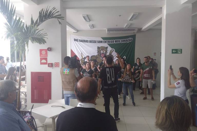O ex-presidenciável Geraldo Alckmin (PSDB) dá aula de medicina na Uninove, em Bauru (SP), onde foi recebido com bateria dos alunos e vestiu camisa do curso