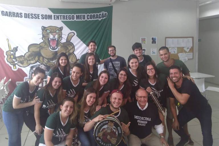 O ex-presidenciável Geraldo Alckmin (PSDB) dá aula de medicina na Uninove, em Bauru (SP), onde foi recebido com bateria dos alunos e vestiu camisa do curso