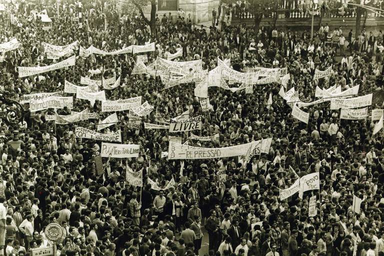 Manifestantes fazem protesto contra a ditadura militar, no centro do Rio de Janeiro (RJ); ato conhecido como Passeata dos 100 Mil, em 1968