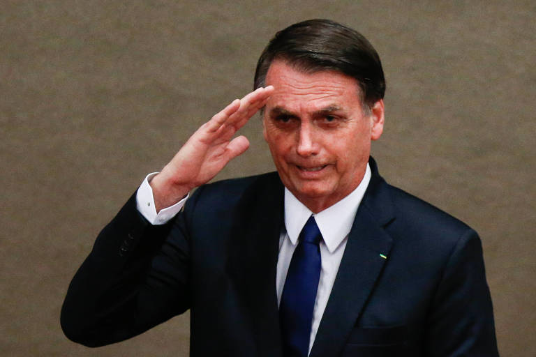 O hbito de Jair Bolsonaro de prestar continncia