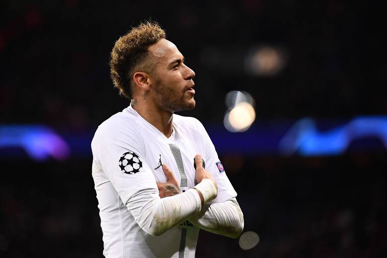 Neymar comemora após marcar gol contra o Liverpool na Liga dos Campeões