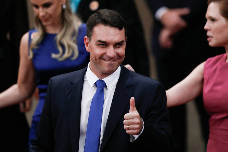 O filho do presidente eleito e futuro senador, Flávio Bolsonaro, durante a diplomação do pai