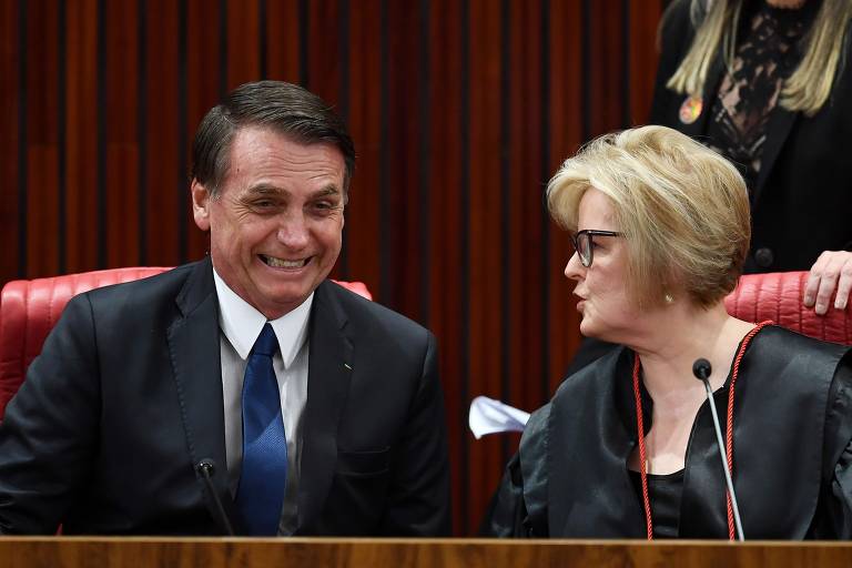 Bolsonaro conversa com a presidente do TSE, a ministra rosa Weber, durante sua cerimônia de diplomação