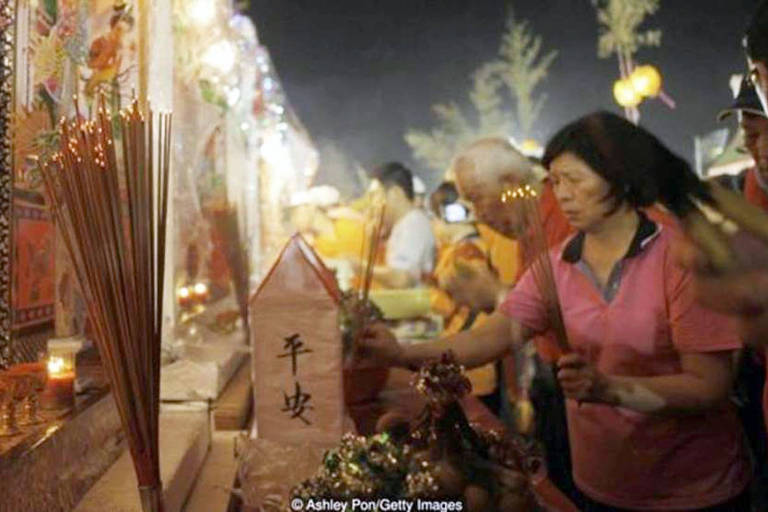 No festival dos fantasmas, em Taiwan, reza a lenda que os portões do submundo se abrem para que os mortos possam retornar à terra dos vivos